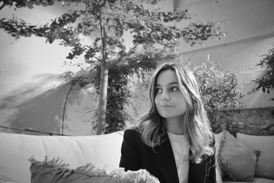 Anabela en blanco y negro, mirando a un lado, pensativa